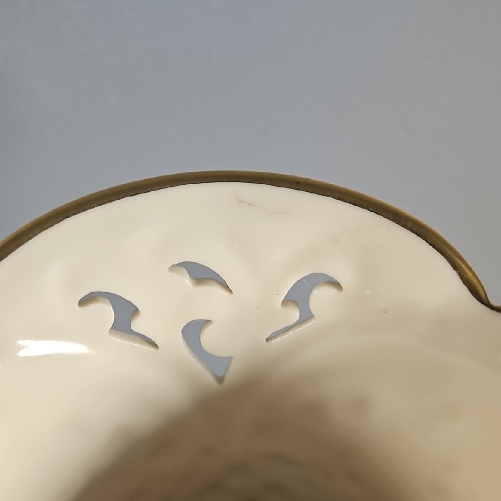 Lenox Cream Vase with Gold Trim - Picture 7 of 16